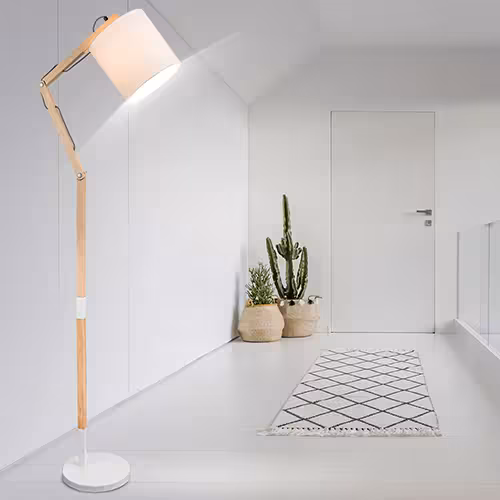 Stehlampe aus Holz mit Stoffschirm